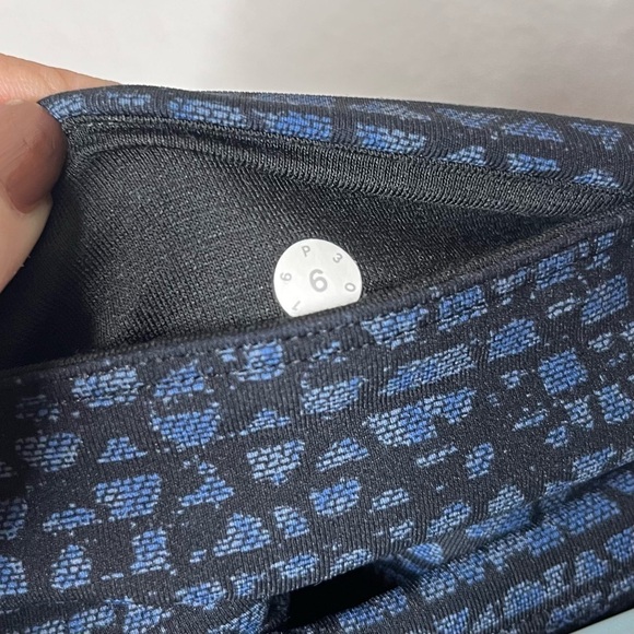 Lululemon Deep Breath Crop 21" Mesh Leggings in Shatter Weave Teal Blue - Picture 7 of 7